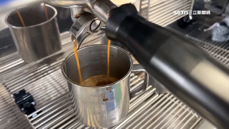 高雄連鎖咖啡廳的榛果可可裡出現乾燥劑
