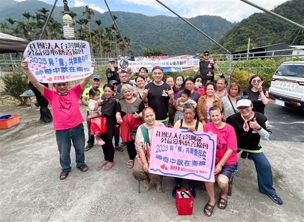 「與龍共伍愛存在、神奇中秋在南投」台灣阿龍中秋送暖前進武界送物資。（圖／台灣阿龍提供）