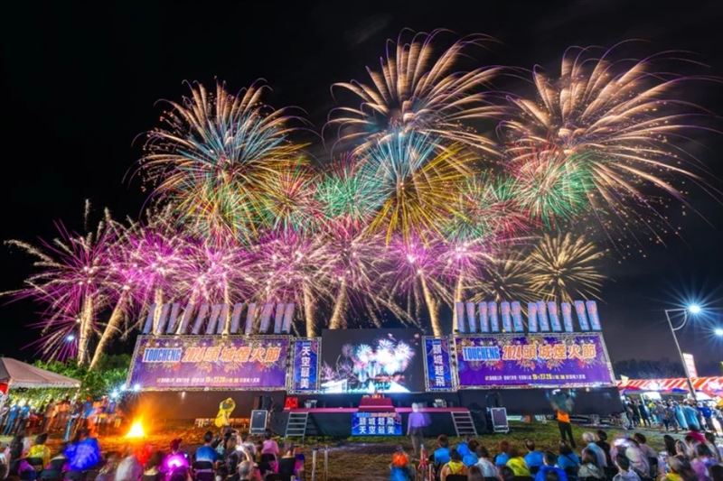 宜蘭頭城煙火節一年比一年盛大精彩，今年擴大2天舉行，每天都將施放4場高空煙火秀，最長達1,680秒（28分鐘）是全台最長煙火（圖／頭城鎮公所提供）
