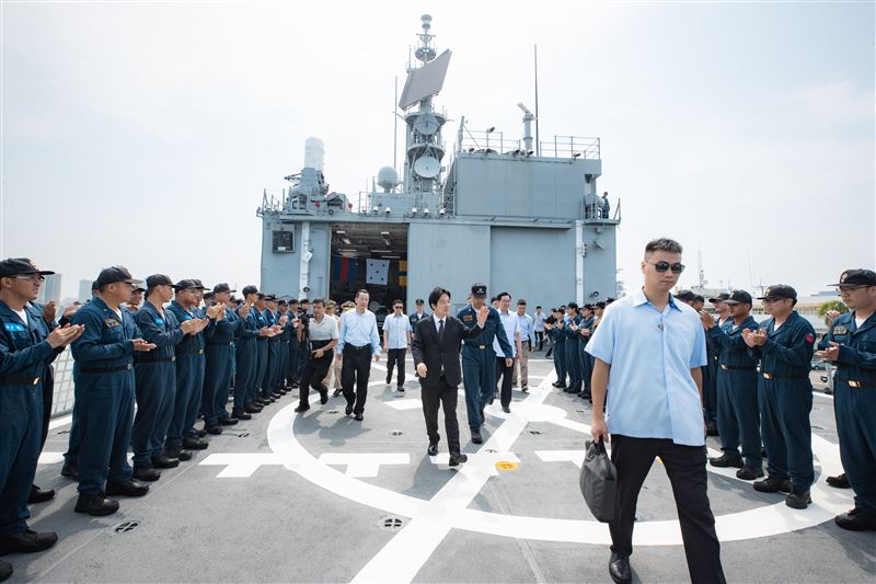 賴清德總統今（17）日勗勉海軍62.1水面作戰支隊聯合截擊作戰計畫演練。（圖／總統府提供）