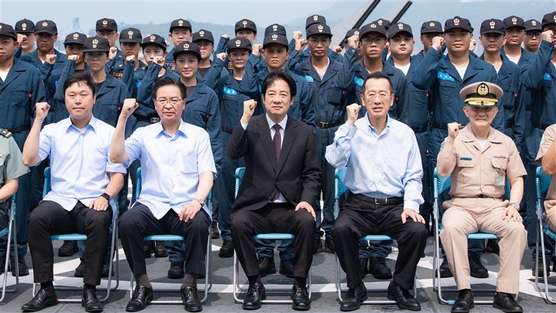 賴清德登左營軍艦　勗勉「海強操演」官兵