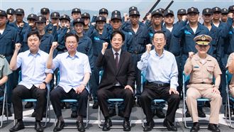 賴清德登左營軍艦　勗勉「海強操演」官兵