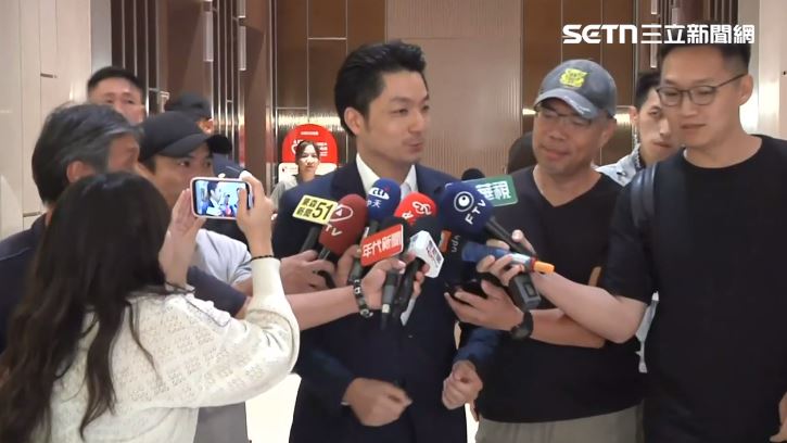 蔣萬安比出鏟土的手勢回應記者。（圖／翻攝畫面）
