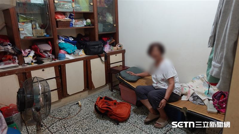 過去陳阿嬤就和林仔阿公一起擠在這4、5坪大的房間裡，如今林仔阿公過世了，阿嬤將快壞掉的雙人床搬走，獨自睡在簡單的折疊床，簡陋的空間，讓人看了相當鼻酸。（圖／記者張雅筑攝）