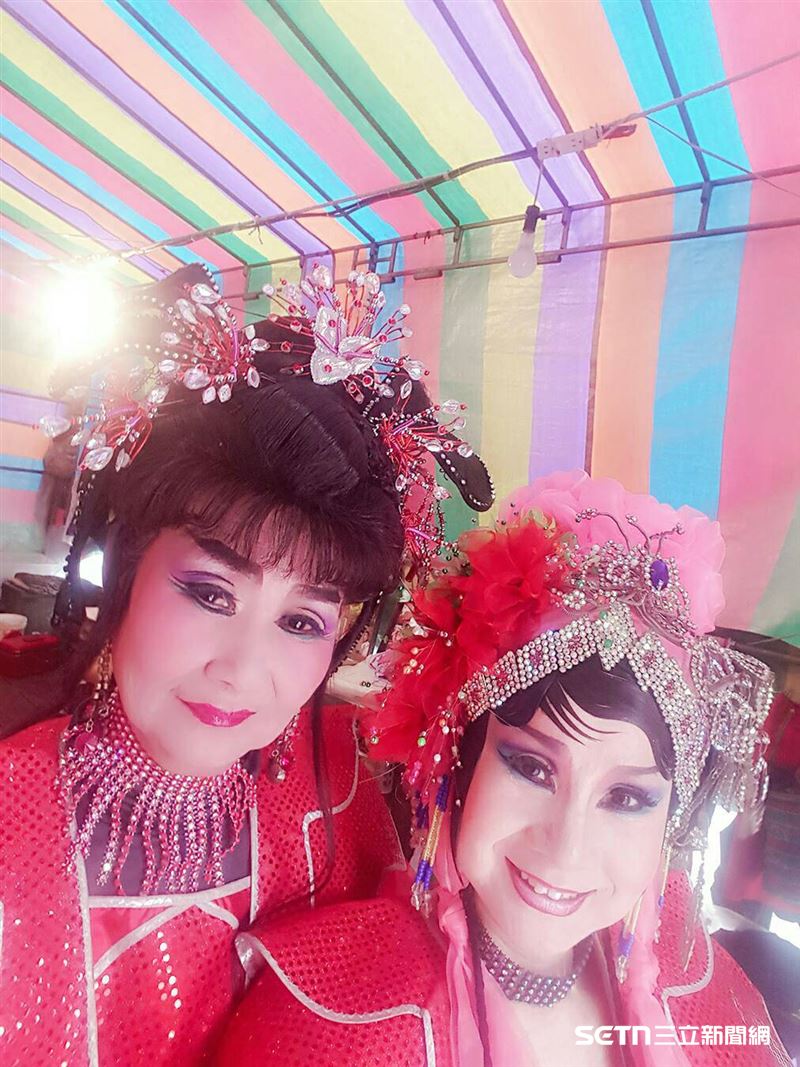 （圖左）陳阿嬤分享自己演出歌仔戲時的照片，她說，站上舞台的那一刻，自己感到最有自信。雖然唱戲唱了一輩子，但每次登台仍讓她感到無比開心和滿足，那是屬於她的成就感與驕傲。（圖／受訪者提供）