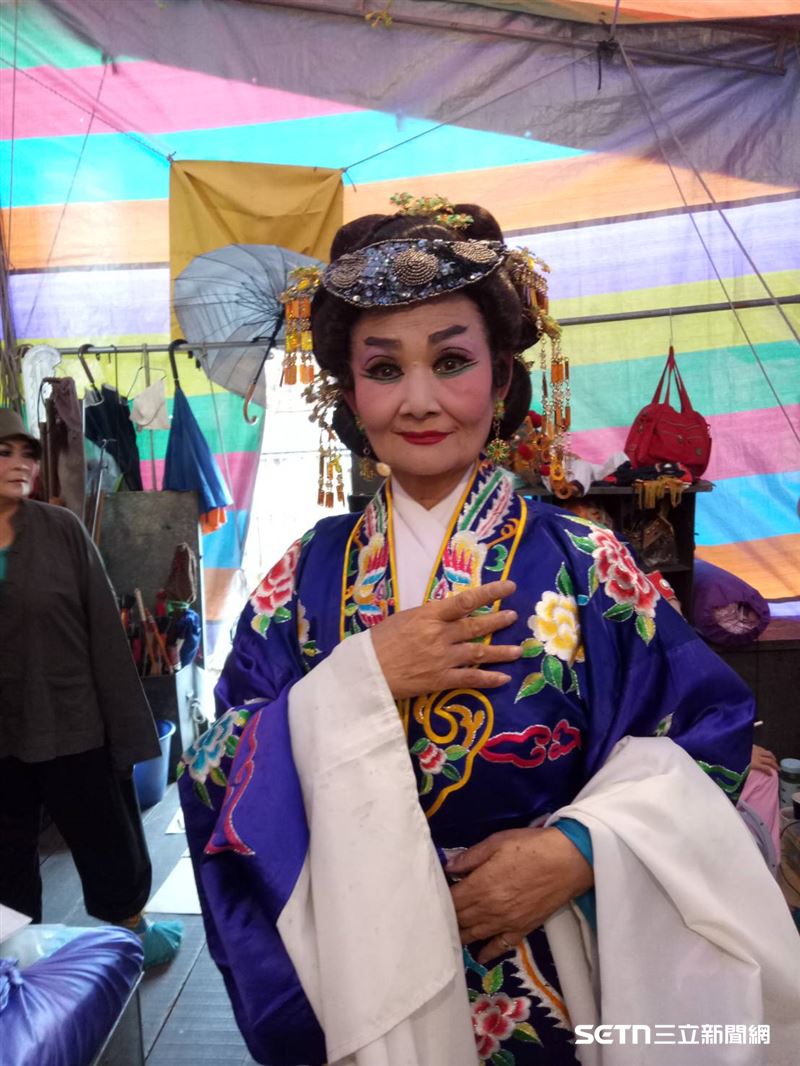陳阿嬤分享自己演歌仔戲的照片，談起過去在戲台上的點滴，臉上瞬間綻放光采，眼神充滿自信與驕傲。她說，那是她最熟悉、也最快樂的地方，「一站上台，什麼苦都忘了。」（圖／受訪者提供）