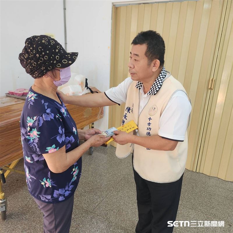 十方功德行善團團長陳永聰，得知陳阿嬤的處境後，和多名善心人士捐出10萬元幫助林仔阿公的後事得以圓滿。陳永聰還親自將這10萬元善款交到陳阿嬤手上，並給予慰問，讓阿嬤相當感動和感激。（圖／受訪者提供）