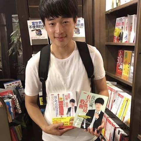新青安鬆綁、利率維持低檔,加上房市成交量逐步回升,看房達人羅右宸提醒:「波段新低點就是機會點!」從選房、議價、到裝修與貸款,他用十多年實戰經驗指出,買房不靠運氣,靠的是準備與判斷。尤其首購族,更應趁現在把握入場良機!(圖/羅右宸提供)