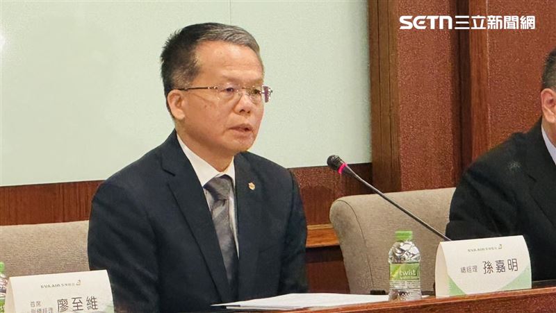 長榮航空總經理孫嘉明承諾會以最負責的態度調查事件。（圖／記者柯美儀攝影）