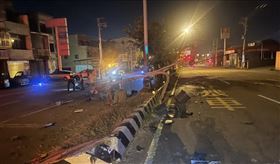 苗栗驚悚車禍！休旅車「高速失控」衝撞分隔島　撞斷燈桿又撞路邊車