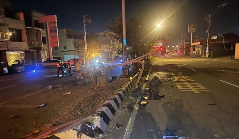 苗栗休旅車高速失控！燈桿斷又衝撞路邊車