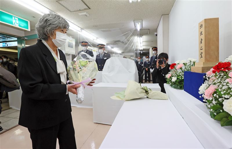 2022年3月20日，東京地鐵沙林事件27周年，家屬向罹難者獻花。1995年的阪神大地震和沙林事件，村山富市政府反應遲緩，聲望受創，隔年村山就辭去首相職位。（圖／美聯社／達志影像）