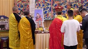 孫德榮以「安靈收魂」為名為于朦朧舉辦追思科儀，目前仍持續進行中。（圖／翻攝自YouTube）