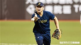 台灣大賽賽前練習，一壘手陳俊秀守備練習。（圖／記者劉彥池攝影）