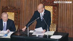 韌性特別條例與普發現金三讀通過，韓國瑜敲槌。（圖／記者楊士誼攝影）