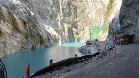 花蓮立霧溪形成新堰塞湖恐溢流台8線中橫公路靳珩隧道西口因邊坡崩塌造成立霧溪河道阻塞、形成堰塞湖，且有隨時溢滿潰決可能。林業及自然保育署花蓮分署17日表示，目前已緊急疏散遊客，封閉天祥至太魯閣路段，並發出緊急通報單籲附近民眾避免靠近河床。（太管處提供）中央社記者張祈傳真 114年10月17日