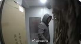 劉姓男子將自製易燃物裝入快遞盒放在周女家門鞋櫃上。（圖／翻攝自微博）