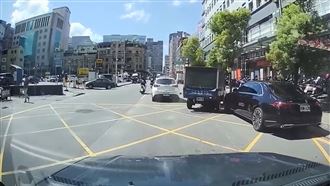 駕駛打錯檔下車　小貨車倒退嚕連閃2豪車