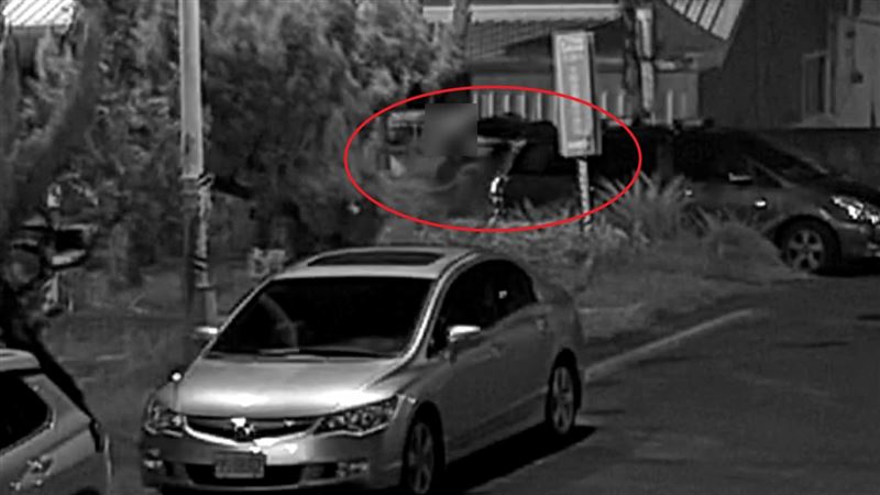 簡姓女子及其女兒被嫌犯押上車帶走。（圖／翻攝畫面）