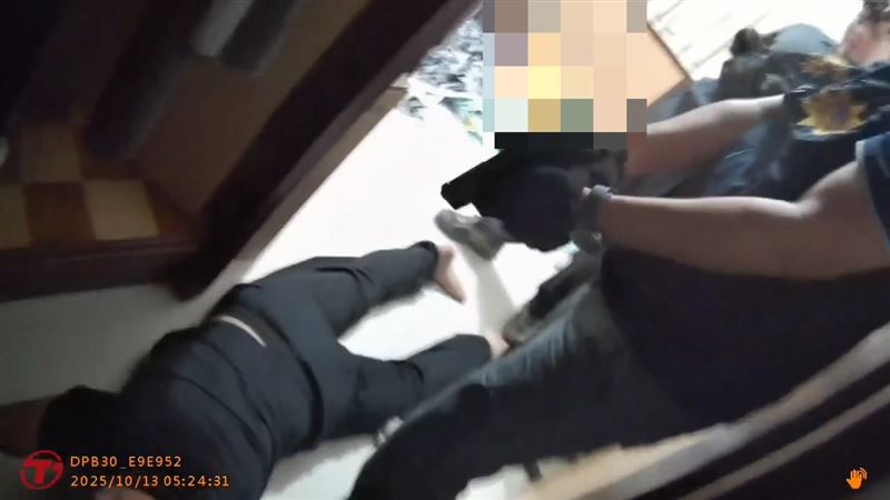 警方攻堅救人，逮捕涉案嫌犯。（圖／翻攝畫面）