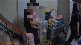 花蓮一名吳姓男子在外欠債，13日凌晨，杜姓債主帶人前往吳男住處討債，吳男趁隙脫逃，但其簡姓女友及6個月大的女兒，卻被杜男等人開車擄走，警方獲報後循線追查，4個小時內即成功營救，並逮捕杜男等4名嫌犯。