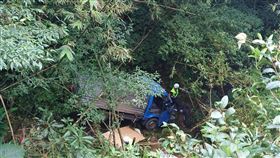 小貨車墜落12米深的山谷。（圖／翻攝畫面）