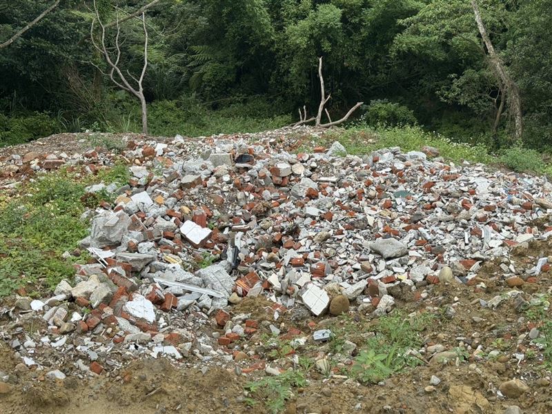 不法棄土集團涉嫌於桃園市龍潭區竹龍段、桃園區皮寮段及大園區竹圍段等三處山坡地及農地，大量傾倒、回填營建廢棄物及廢土，嚴重破壞環境。（圖／桃園電子報提供）