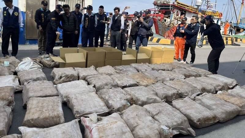 「滿瑞富號」漁船自東沙群島海域走私超過1.6公噸毒品。（圖／翻攝畫面）