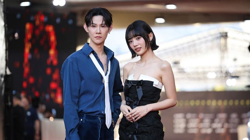 木木再扛主持重任　紅毯黑白禮服氣場炸裂