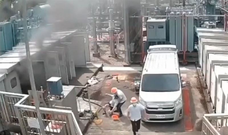 廠長褲子被燙破，體無完膚癱軟需同仁攙扶。（圖／翻攝自記者爆料網）