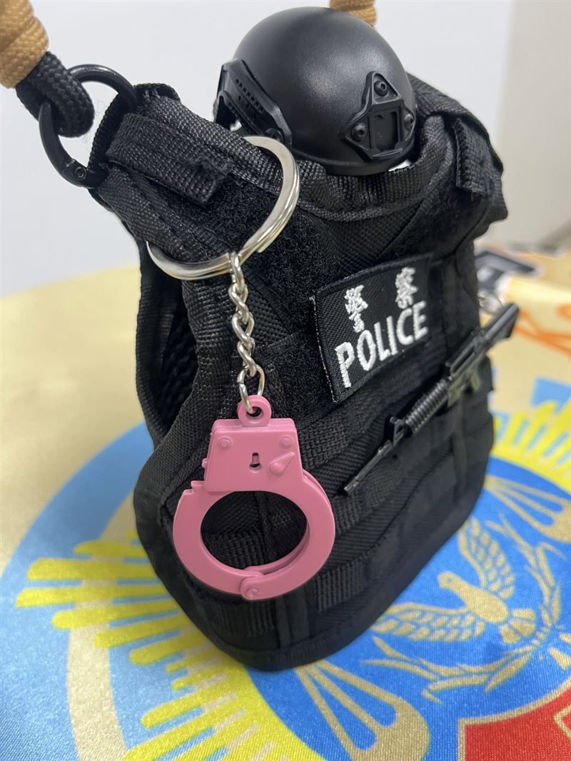小港分局推出防詐小物「粉紅手銬」搶搭BLACKPINK熱潮。（圖／翻攝畫面）