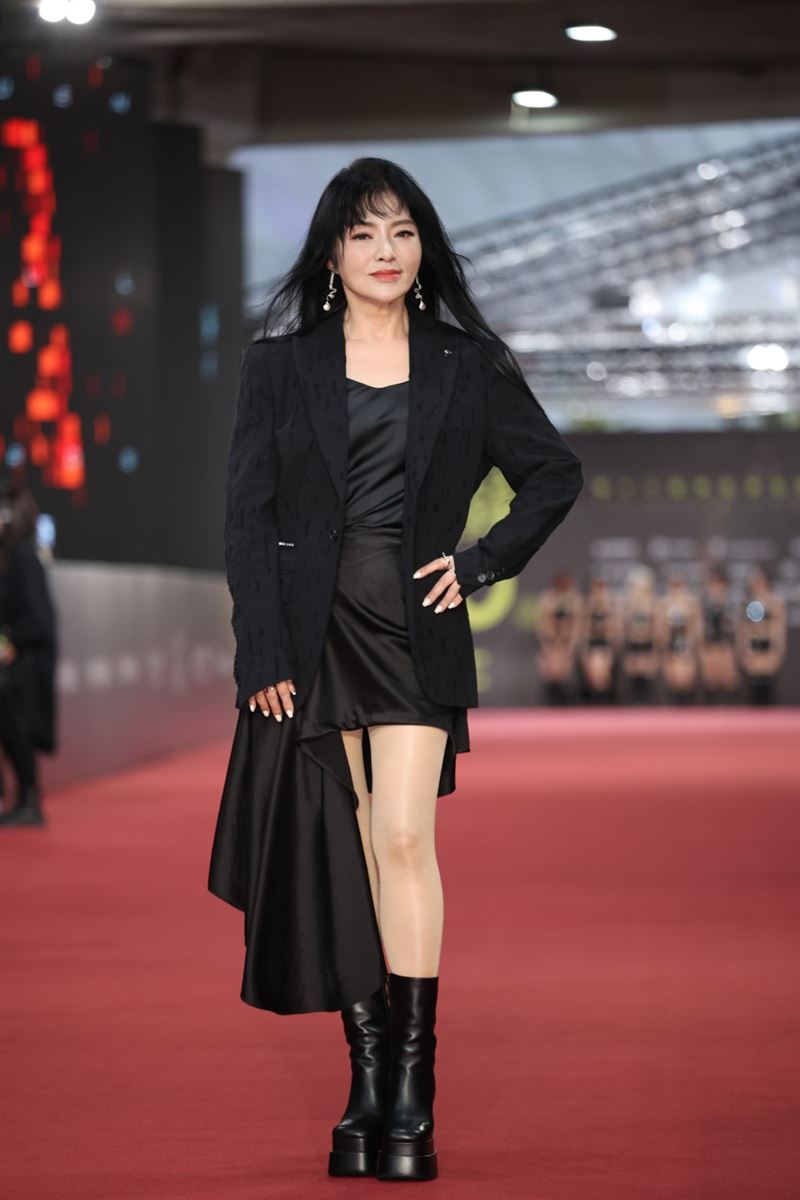 星座國師唐綺陽走紅毯。(圖/記者鄭孟晃、趙于瑩攝影)