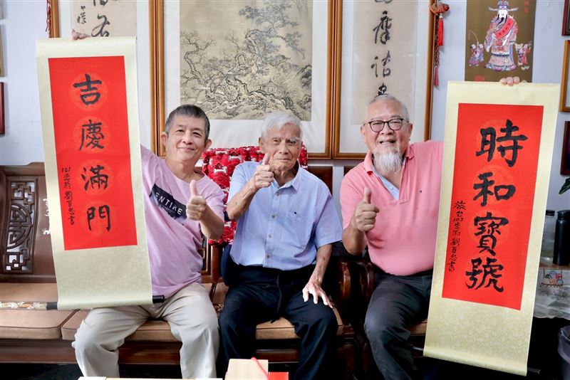 劉爺爺每年寫給子孫的墨寶。(圖／台中市社會局提供)