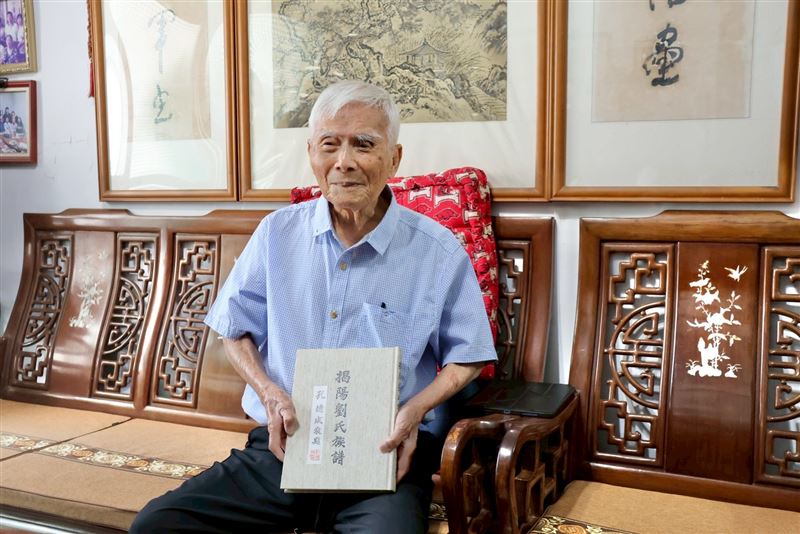 劉爺爺撰寫162代族譜，相當厲害。(圖／台中市社會局提供)