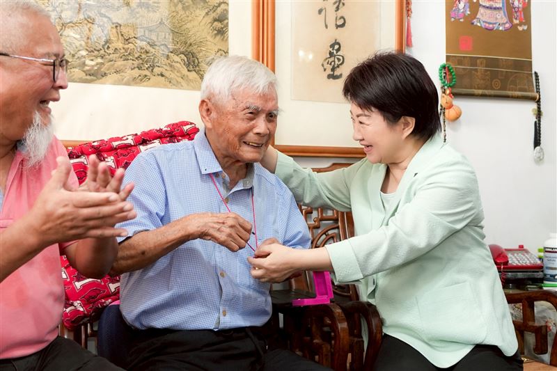 盧市長為劉爺爺戴上金鎖片。(圖／台中市社會局提供)