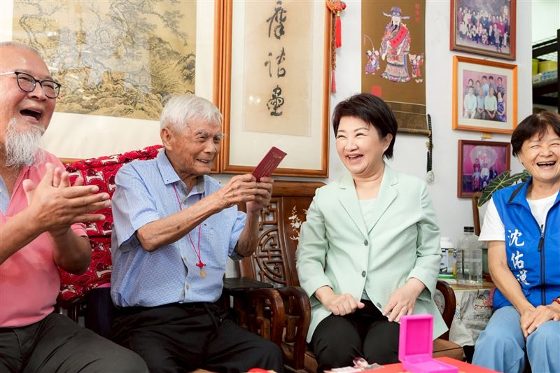 盧市長致贈百歲人瑞劉百忠先生重陽禮金，獻上重陽祝福。(圖／台中市社會局提供)