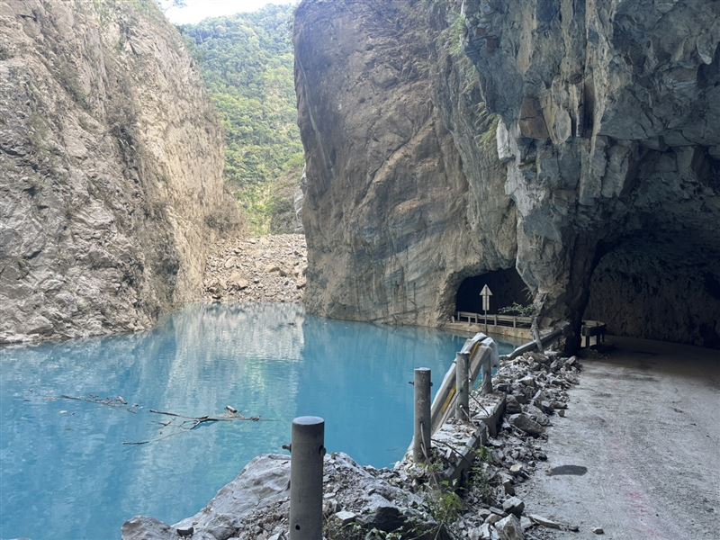 太魯閣國家公園燕子口步道一帶因土石大量崩落，導致立霧溪形成堰塞湖。（圖／林業及自然保育署花蓮分署提供）