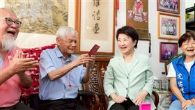 盧市長拜訪北屯區百歲人瑞 話家常獻重陽祝福