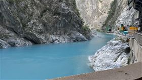 太魯閣國家公園燕子口步道一帶因土石大量崩落，導致立霧溪形成堰塞湖。（圖／林業及自然保育署花蓮分署提供）