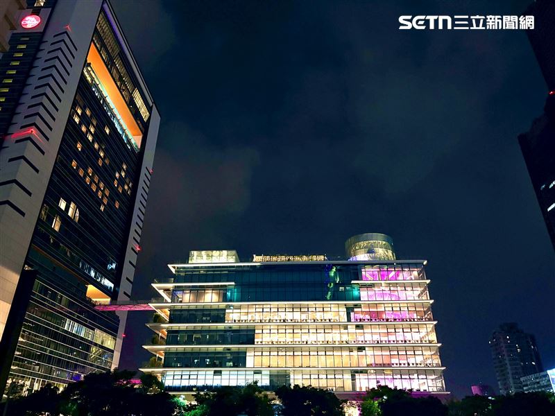 承億酒店連接高雄市立圖書館總館的空橋也同步染上粉光。（圖／承億酒店提供）