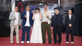 白心儀（左3）跟隨團隊步上紅毯。（圖／記者鄭孟晃、趙于瑩攝影）