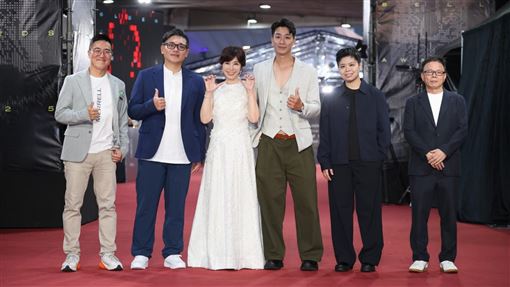 白心儀全白禮服飄仙氣　露甜美笑容成焦點