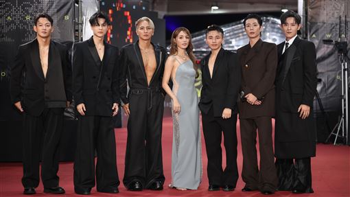 男星消失多時上空沒穿　戰袍挖到肚臍超激