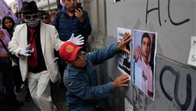 祕魯首都利馬的示威民眾，10月16日張貼罹難饒舌歌手魯伊斯的照片，為他舉行守夜。（圖／美聯社／達志影像）