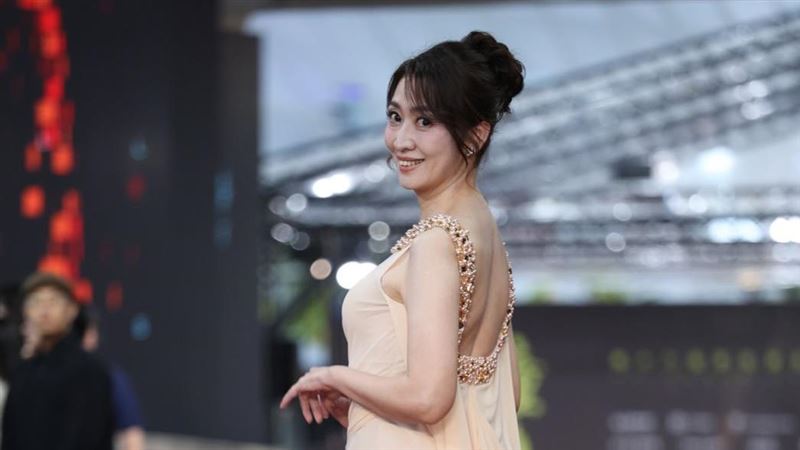 鄧惠文最美醫師！金鐘紅毯薄紗秀線條