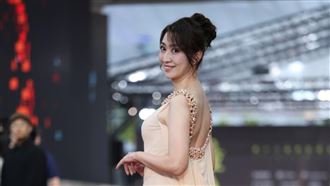 鄧惠文最美醫師！金鐘紅毯薄紗秀線條