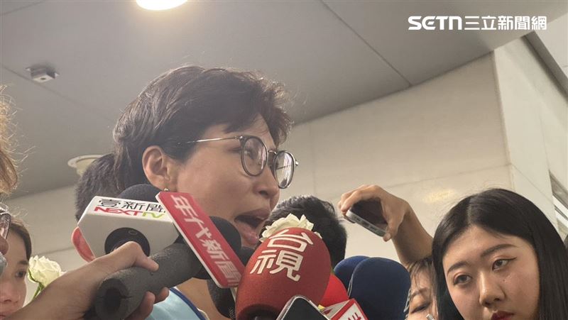 桃園市空服員職業工會理事趙婕歡指出，長榮航空長期以「懲罰式請假制度」壓迫員工。（圖／記者柯美儀攝影）