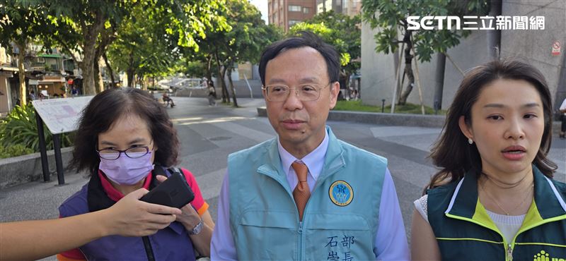 衛福部長石崇良(中)親率稽查小組突擊檢查北市店家,強調依法開放不代表鬆綁菸害防制。(圖/記者簡浩正攝影)