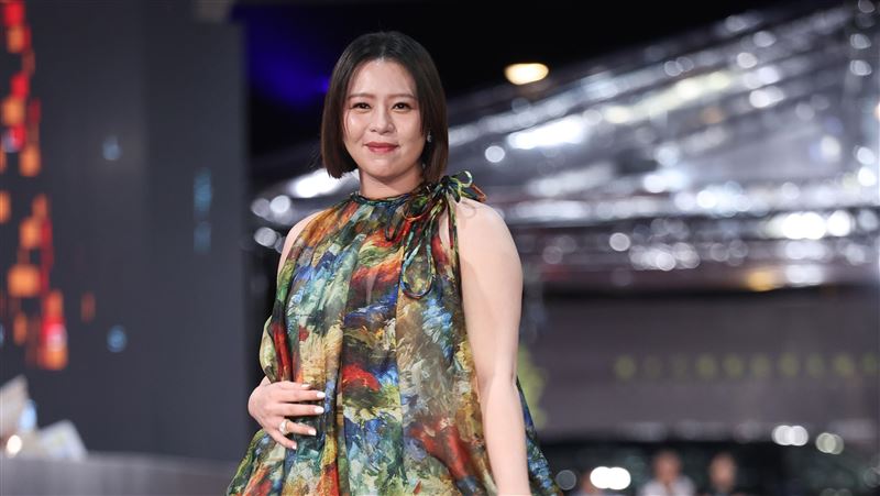 劉品言挺巨肚踩高跟鞋走紅毯　掀網憂心