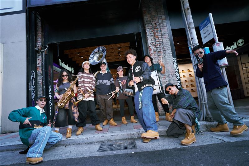 Timberland打造最街頭應援派對！踢不爛大隊長郭泓志搖旗遊行嗨翻街頭。（圖／品牌業者提供）